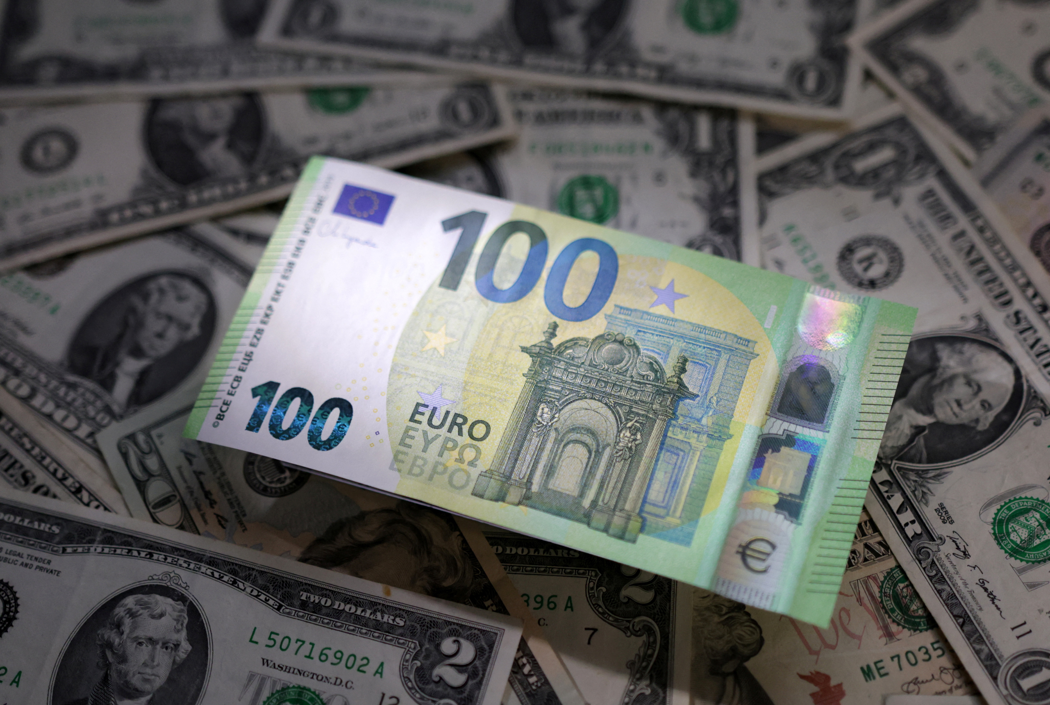 Dolar Melemah terhadap Euro namun Mempertahankan Penguatan Mingguan