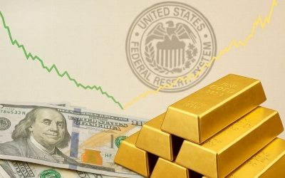 Emas Melanjutkan Pelemahan Dolar karena AS dan Uni Eropa Hampir Mencapai Kesepakatan Tarif