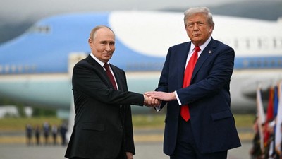 Emas Membukukan Penurunan Mingguan, Perhatian Tertuju pada Perundingan Trump-Putin