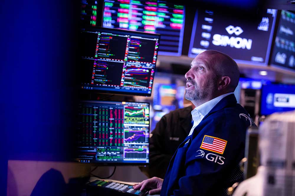 Wall Street Melemah karena Pedagang Fokus pada Kebijakan The Fed setelah Rili Pekan Lalu