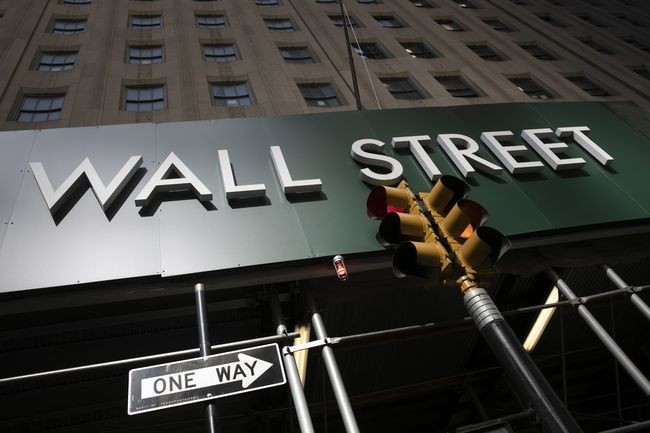 Wall Street Ditutup Bervariasi dalam Gejolak Sesi setelah Pemangkasan Suku Bunga The Fed